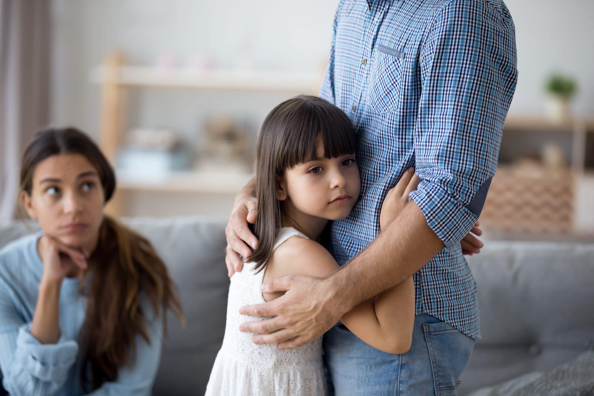 Family daughter. Несовершеннолетние дети. Маленькие несовершеннолетние дети. Девочка обнимает отца. Девушка обнимает отца.